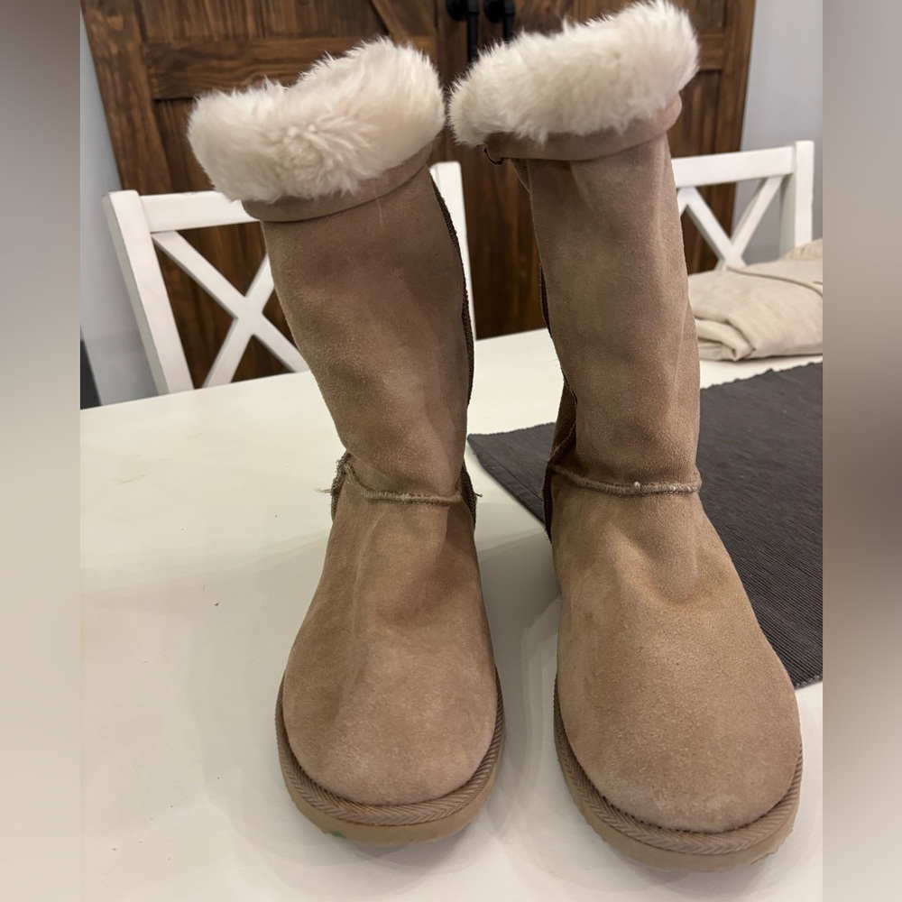 Women’s boots size 8
